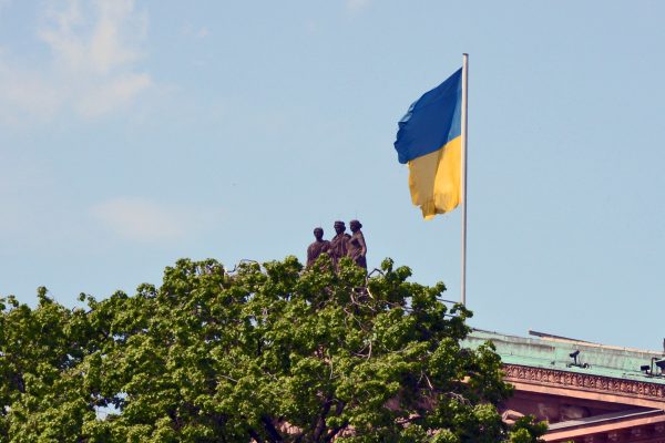 Ukrainische Flagge auf der Alten Nationalgalerie in Berlin