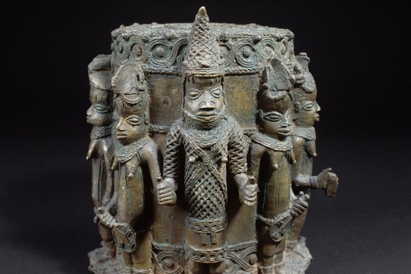 Altar der Hand (ikegobo), vor 1897, aus dem Königreich Benin. Vor der Zurückgabe im Museum für Völkerkunde Dresden. Foto: Staatliche Kunstsammlungen Dresden, Eva Winkler