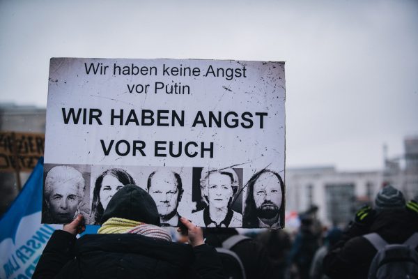 Schild auf der Friedensdemo in Berlin am 25. Februar. Foto: Sandra Doornbos