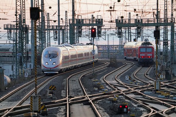 Frankfurt (Main) Hbf - Einfahrt ICE 3 Baureihe 403 / Ausfahrt RE mit Baureihe 114