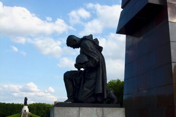 Sowjetisches Ehrenmal im Treptower Park in Berlin (Detail). Foto: Sophia-Maria Antonulas