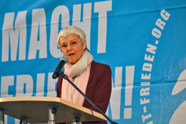 Gabriele Krone-Schmalz spricht in Dessau-Roßlau. Foto: Tilo Gräser