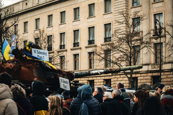 Ein Panzer bei einer Friedensdemo vor der russischen Botschaft in Berlin. Foto: Sandra Doornbos