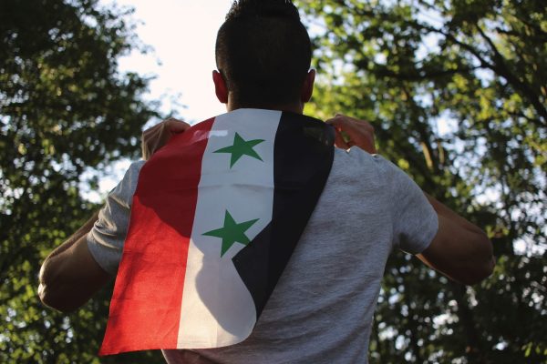 Mann mit der Flagge Syriens. Foto: Pixabay, un-perfekt