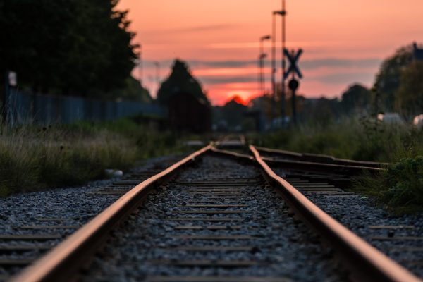 Schienen in der Dämmerung. Foto: Pexels, Albin Berlin