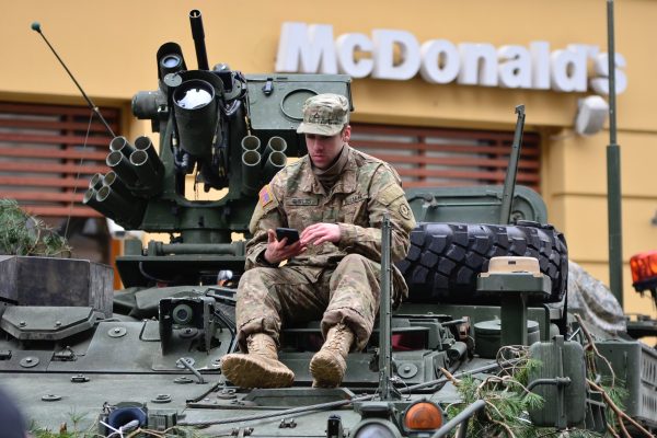 Symbolfoto: Ein Panzer vor einem Schnellimbiss. Foto: Pexels, Konrad Ciężki