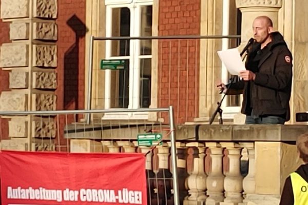 Paul Brandenburg spricht in Görlitz. Foto: Paula Rosenthal